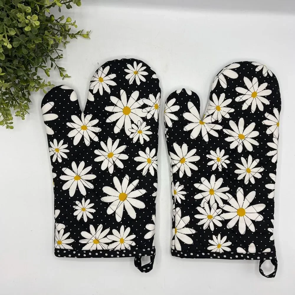 Oven Mitt, Black and White Daisy Florals Baking Mitt